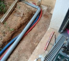VRD du local technique et positionnement des caniveaux d'évacuation des eaux de pluie du garage