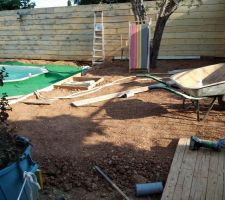 Zone plantation en cours de réalisation. L'espace piscine est entouré par de la moquette d'extérieur