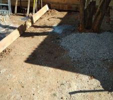 Délimitation entre la zone piscine et terrasse et la zone plantation.
On voit le nouveau bardage du mur qui tranche avec l'ancien !