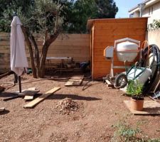 Vue sur l'espace plantation et le nouveau bardage entre l'ancien et le local technique