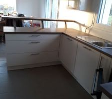 La cuisine avec espace bar
la hotte est toujours pas posée !!!!!! (heureusement pas payée encore !)