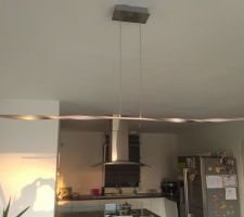 Barre led torsad&eacute;e pour la salle &agrave; manger.