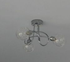 Lustre 3 boules pour le salon.
