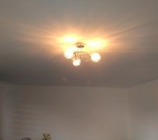 Lustre 3 boules pour le salon.