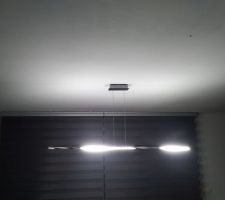 Barre led torsad&eacute;e pour la salle &agrave; manger.