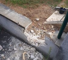 Premier bout de muret cass&eacute;, encore 10m de muret et 1 poteau!