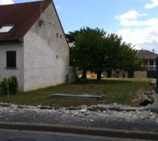 Ça avance! Encore 2m de muret et le poteau.