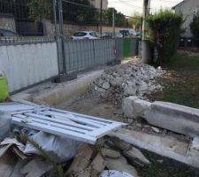 Les grilles posées vu de l'intérieur du terrain.