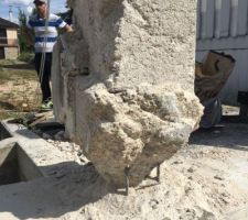Le poteau en béton armé qui nous a donné du fil à retordre! Près de 6h pour l'abattre.
