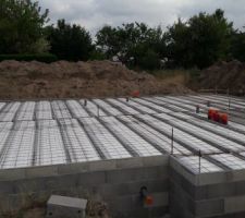 Mise en place de l'isolant,des gaines techniques,des évacuations et du ferraillage avant coulage de la dalle