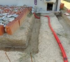 Pose des piquets de niveau pour le coulage du béton de la fondation terrasse