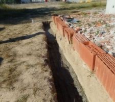 Après la pose des semelles fondation, coulage du béton pour terminer la fondation de la future terrasse