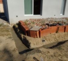 Après la pose des semelles fondation, coulage du béton pour terminer la fondation de la future terrasse