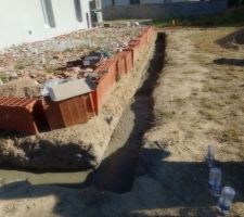 Après la pose des semelles fondation, coulage du béton pour terminer la fondation de la future terrasse