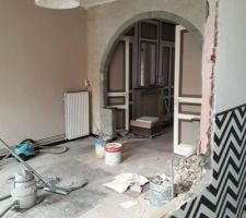 La porte et la verrière sont découpé