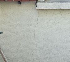 Fissure extérieure cette fois ci verticale sur le même mur (que la fissure intérieure) qui va du coin de la fenêtre au sol