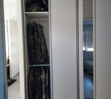 Placard intérieur, déjà un côté de fait la suite dans deux semaines, trop hâte d'avoir le grand dressing de l'entrée ça va être le pied !