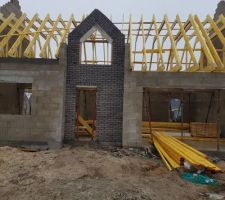 Grande surprise la.maison &agrave; commencer !! 
Elle sera couverte pour d&eacute;cembre !!