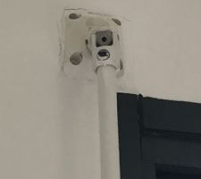 Mauvais, tr&egrave;s mauvais travail des plaquistes lct que nous n avons malheureusement pu arranger ! D avoir &ccedil;a sous les yeux chaque jour me fout sur les nerfs chaque jour un peu plus!