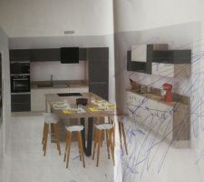 Plan de cuisine avec une baie vitree