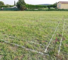 Positionnement de la maison avec marquage au sol des fondations &agrave; la poudre blanche