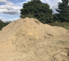 Monticule de terre lors du démarrage du terrassement.