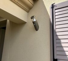 Pose de l'applique extérieure sur la façade avant de la maison