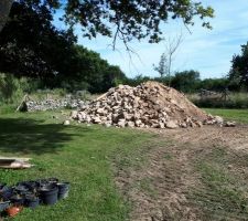 Les pierres conservées pour l'habillage. Il va falloir trier tout ça