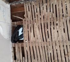 Démolition du plafond du RDC et vue sur la gaine technique