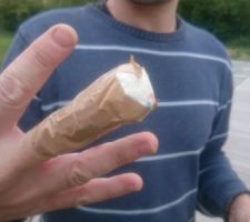 En exclusivité, le pansement du bricoleur : du sopalin, un bon scotch d'emballage ! Elégance et efficacité garanties... ou pas...