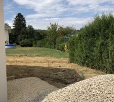 Fin du terrassement, reste juste un tas de cailloux que nous devons descendre dans le vide sanitaire