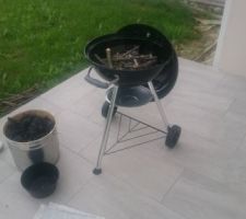 Premier barbecue avec le charbon maison... le tas de bois devrait survivre encore quelques décénies....