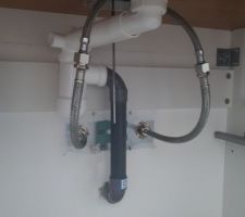 Évacuation de l'eau d'une vasque de la salle d'eau