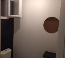 Peinture toilette faite par mes soins reste à faire : installer le lave main a la place du petit meuble .