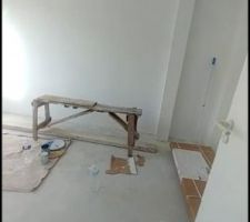 Tuyau de la chambre d&eacute;plac&eacute; au niveau du mur et coffr&eacute;