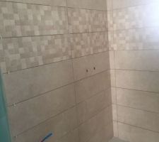 La faience en petit carreau est une erreur d'approvisionnement de l'usine. Grrrr