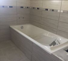 2&deg; salle de bain. Tablette baignoire en attente de la mise en place de l'aspiration centralis&eacute;e.