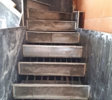 Coffrage de l'escalier crémaillère, l'on attend le béton