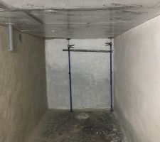 Condamnation d'une fen&ecirc;tre au sous-sol, enduit chaux-sable &agrave; gauche et tuyau de 125 pour l'extracteur. Chaulage des autres murs. Isolation de la dalle