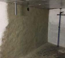 Condamnation d'une fen&ecirc;tre au sous-sol, enduit chaux-sable &agrave; gauche et tuyau de 125 pour l'extracteur. Chaulage des autres murs. Isolation de la dalle