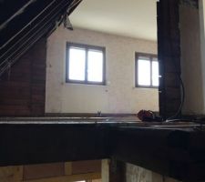 Démolition des "combles" et du parquet de l'étage (sur une partie) pour permettre la pose des poutres en I