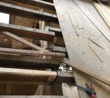 Démolition des "combles" et du parquet de l'étage (sur une partie) pour permettre la pose des poutres en I