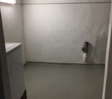 Un morceau du sous-sol termin&eacute; : enduit + chaulage, isolation de la dalle, peinture au sol