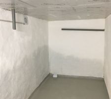 Un morceau du sous-sol termin&eacute; : enduit + chaulage, isolation de la dalle, peinture au sol, extracteur, tuyaux d'&eacute;vacuation de la salle de bain au-dessus en attente