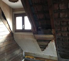 Démolition des "combles" et du parquet de l'étage (sur une partie) pour permettre la pose des poutres en I