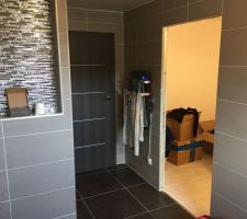 Salle de bain des parents avec vue sur le futur dressing