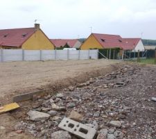 Etalement des terres + talus mais il manque encore de la terre sur le côté garage, sur la terrasse et devant la maison. Livraison prévue courant septembre. Trop hâte.