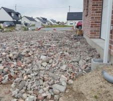 Etalement des terres + talus mais il manque encore de la terre sur le côté garage, sur la terrasse et devant la maison. Livraison prévue courant septembre. Trop hâte.