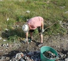 On ramasse les derniers petits cailloux pour mettre sur l'all&eacute;e de garage. Merci Maman pour ton aide
