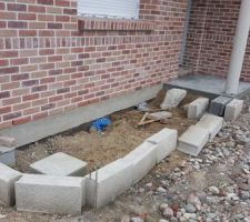 Préparation des fondations pour la jardinière en brique en façade